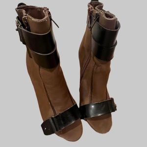 Woman’s high heel shoes worn 2 times